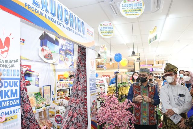 Asisten Ekbang Pemkot Medan, Khairul Syahnan, saat melaunching produk UMKM di retail modren