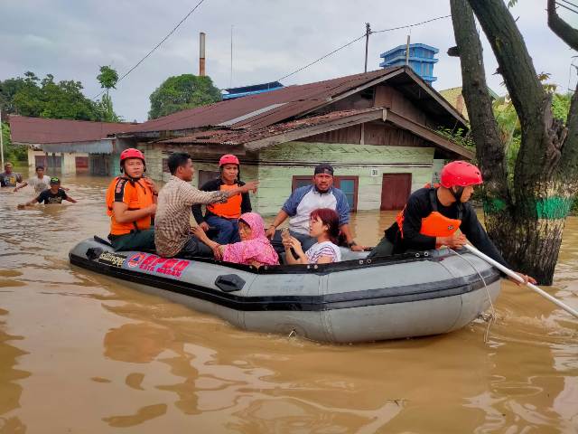 BPBD Kota Medan sedang mengevakuasi korban banjir di Kotta Medan