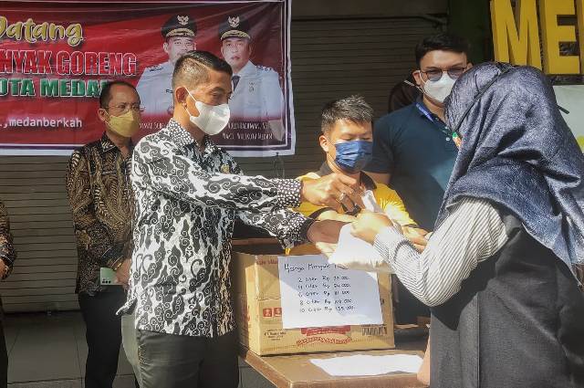 Dirut PUD Pasar Kota Medan saat menggelar operasi pasar minyak goreng di Medan