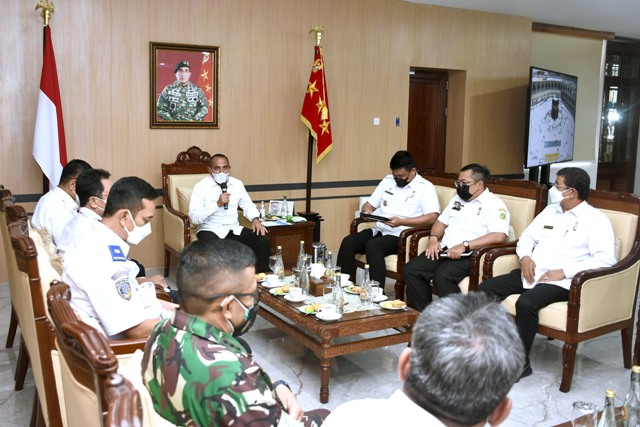 Gubernur Sumut, Edy Rahmayadi, bersama Wali Kota Medan, Bobby Nasution, dan instansi terkait lainnya sedang membahas revitalisasi Lapangan Merdeka Medan