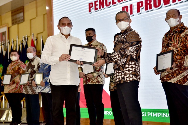 Gubernur Sumut, Edy Rahmayadi, menerima penghargaan dari KPK