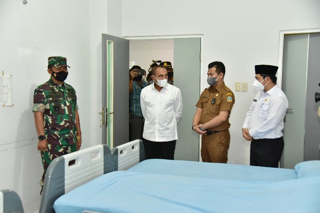 Gubernur Sumut, Edy Rahmayadi, sedang meninjau ruangan di Asrama Haji Medan