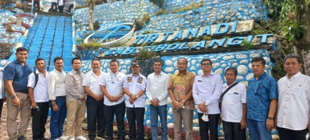 Jajaran Direksi PDAM Tirtanadi foto bersama di IPAM Sibolangit usai menyusur hutan di Sibolangit