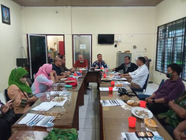 Ketua PWI Sumut, Farianda Putra Sinik, bersama sejumlah pengurus dan Siwo rapat persiapan Porwanas Malang