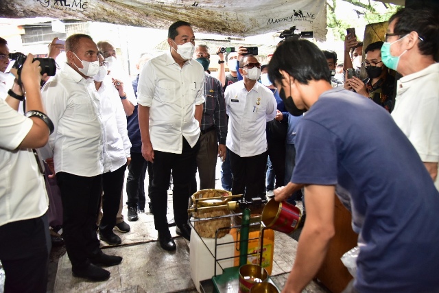 Menteri Perdagangan RI, M. Luthfi, bersama Gubernur Sumut, Edy Rahmayadi, sedang meninjau pasar di Medan
