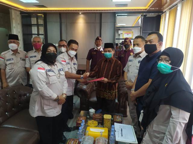 Pengurus DHD 45 Sumut saat beraudiensi ke ruangan Wakil Ketua DPRD Medan