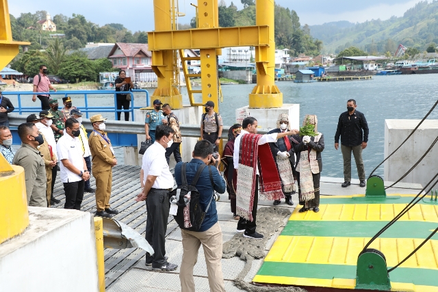 Presiden Jokowi Meresmikan Jembatan di Samosir