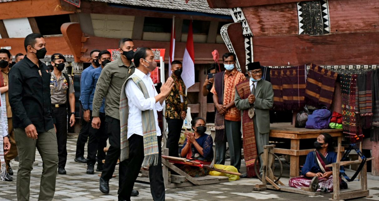 Presiden Jokowi Meresmikan Rumah Ulos di Hutaraja Samosir