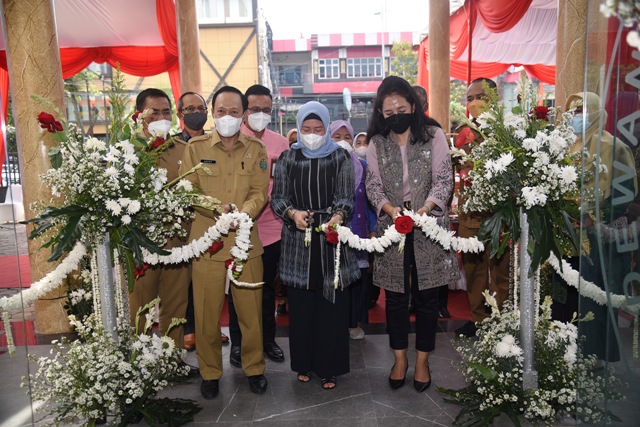 Wakil Ketua Dekranasda Sumut, Sri Ayu Mihari sedang menggunting pita diresmikannya Gedung Dekranasda Sumut