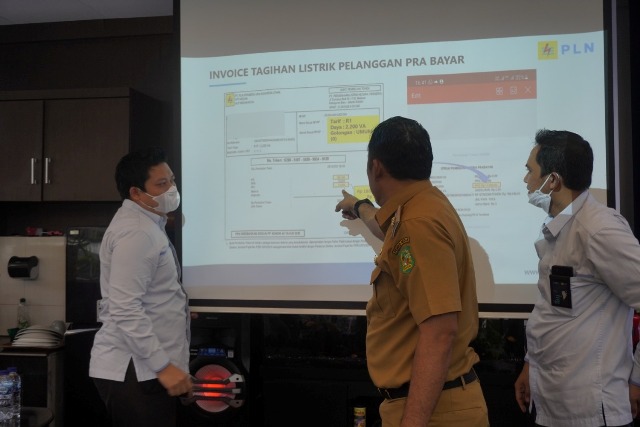 Wakil Wali Kota Medan, Aulia Rachman, sedang menunjuk data yang diperlihatkan PLN