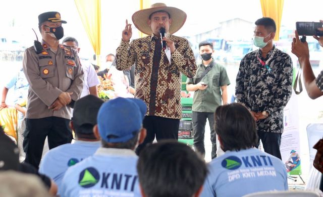Wali Kota Medan, Bobby Nasution, bertemu masyarakat nelayan saat Rembuk Nelayan di Belawan