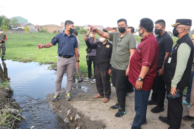 Wali Kota Medan, Bobby Nasution, melihat drainase bermasalah di Rengas Pulau Medan Marelan