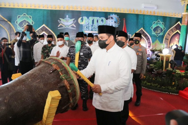 Wali Kota Medan, Bobby Nasution, memukul bedug tanda dibukanya MTQN ke-55 Kota Medan di Belawan