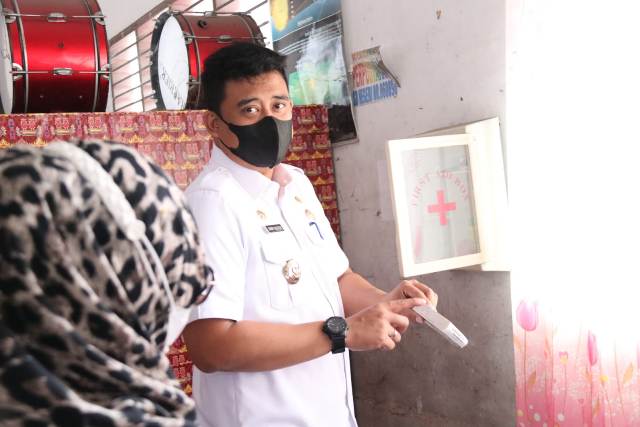 Wali Kota Medan, Bobby Nasution, menemukan obat kadaluarsa di UKS SD Negeri 060898 Medan Maimun
