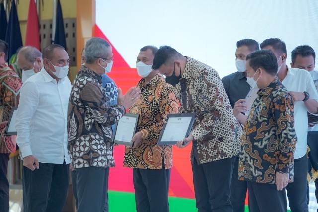 Wali Kota Medan, Bobby Nasution, menerima penghargaan dari KPK saat Rakor di Rumah Gubsu
