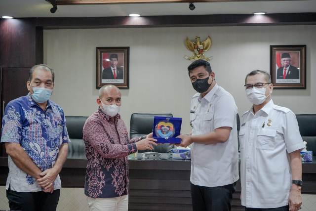 Wali Kota Medan, Bobby Nasution, menerima plakat dari Wali Kota Pangkal Pinang, Maulan Aklil, saat berkunjung ke Balai Kota Medan