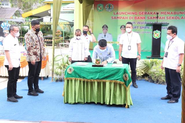 Wali Kota Medan, Bobby Nasution, menyaksikan penandatanganan kerjasama pengelolaan Bank Sampah di SMPN 38 Medan