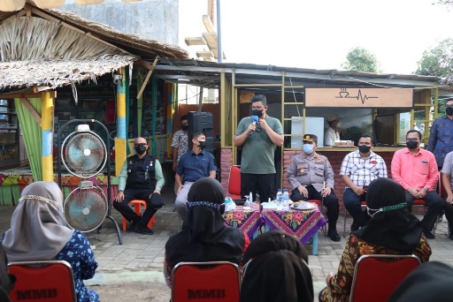 Wali Kota Medan, Bobby Nasution, menyapa dan menerima keluhan warga Medan Marelan
