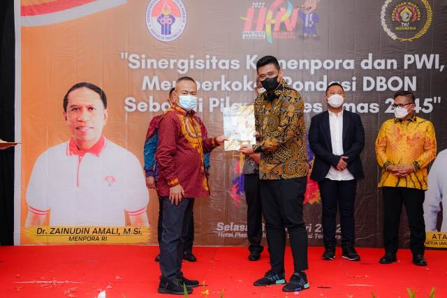 Wali Kota Medan, Bobby Nasution, meraih penghargaan Inisiator Olahraga dari Siwo PWI