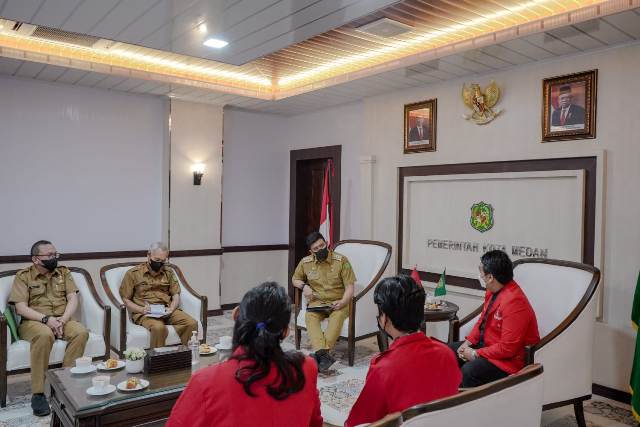 Wali Kota Medan, Bobby Nasution, saat menerima audinesi GMNI di Balai Kota Medan