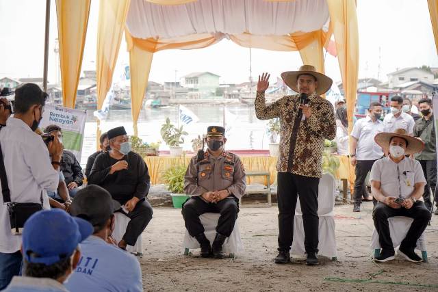 Wali Kota Medan, Bobby Nasution, saat rembuk nelayan di Medan Belawan