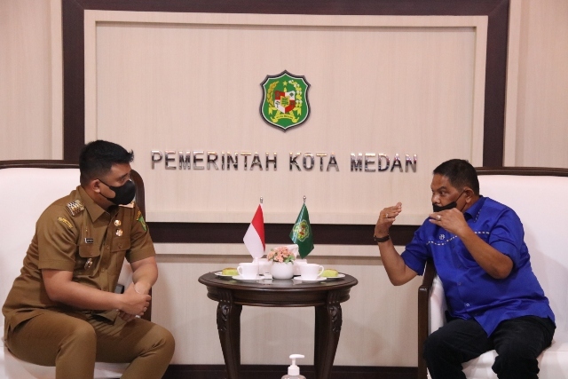 Wali Kota Medan, Bobby Nasution, sedang berbincang dengan Rahudman Harahap saay beraudiensi ke Balai Kota Medan