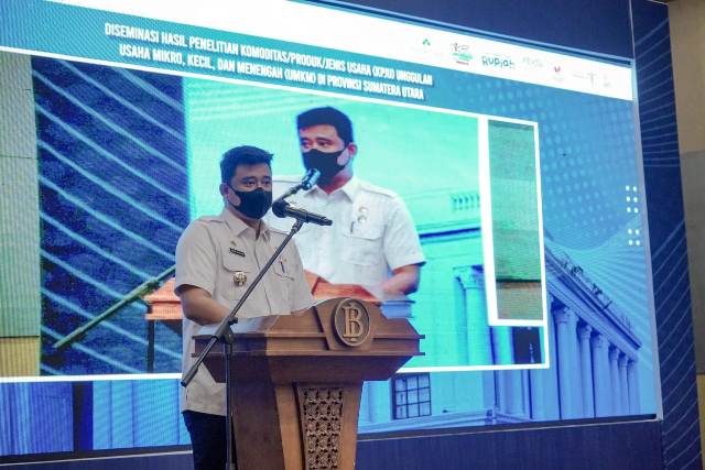 Wali Kota Medan, Bobby Nasution, sedang memberikan sambutan pada Diseminasi Hasil Penelitian KPJU Unggulan UMKM