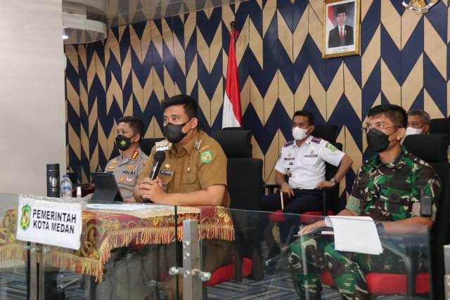 Wali Kota Medan, Bobby Nasution, sedang mengikuti Rakor Penanganan Covid dan Evaluasi PPKM bersama Gubsu secara virtual