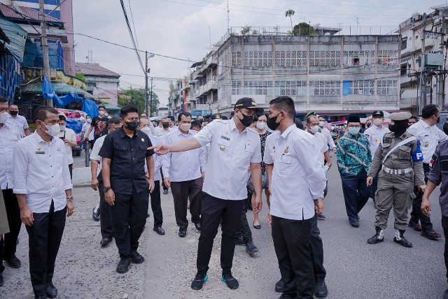 Wali Kota Medan memberi instruksi kepada Dirut PUD Pasar saat meninjau Pasar Petisah