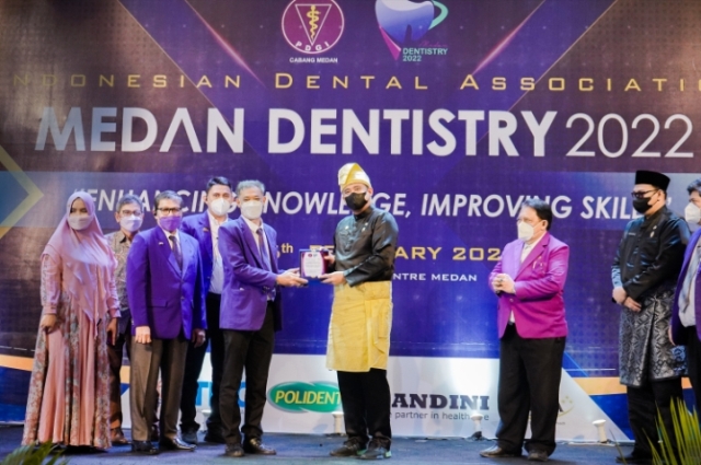 Wali Kota Medan saat membuka seminar PDGI di Medan
