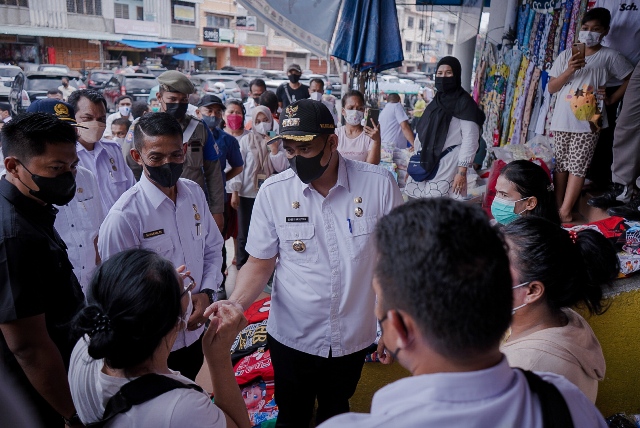 Wali Kota Medan saat meninjau Pasar Petisah