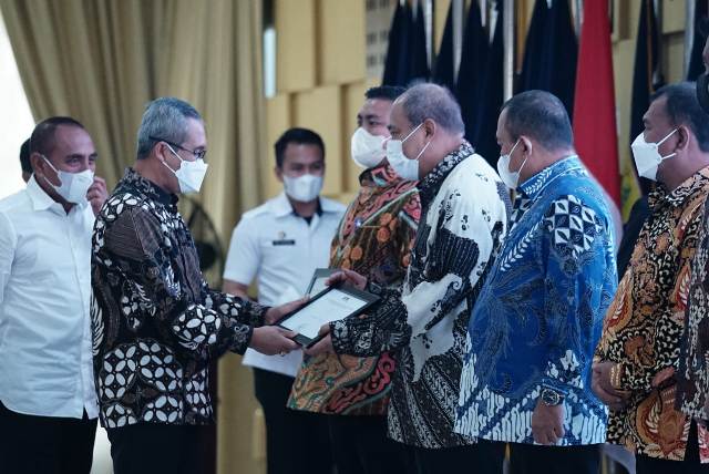 Wali Kota Tebing Tinggi, Umar Zunaidi Hasibuan, menerima penghargaan dari KPK