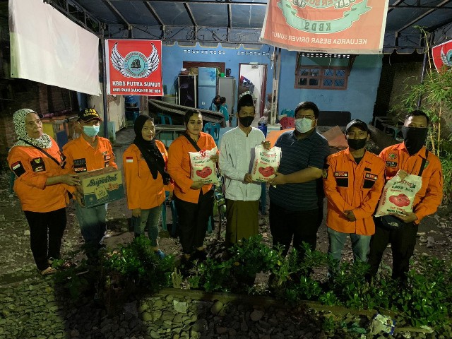 Anggota DPRD Medan, T. Edriansyah Rendy, memberi bantuan sembako kepada korban banjir di Labuhan