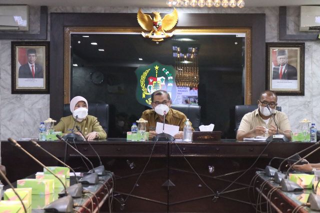 Asisten Ekbang Setdakota Medan, Khairul Syahnan, memimpin rapat dengan produsen bahan pokok di Medan