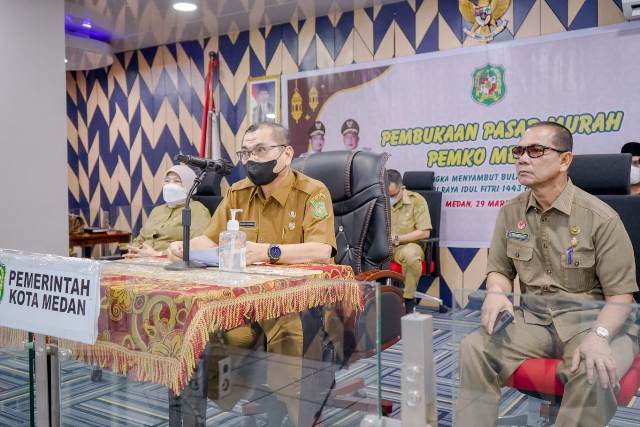 Asisten Ekbang Setdakota Medan, Khairul Syhanan, membuka pasar murah di 151 titik di Kota Medan