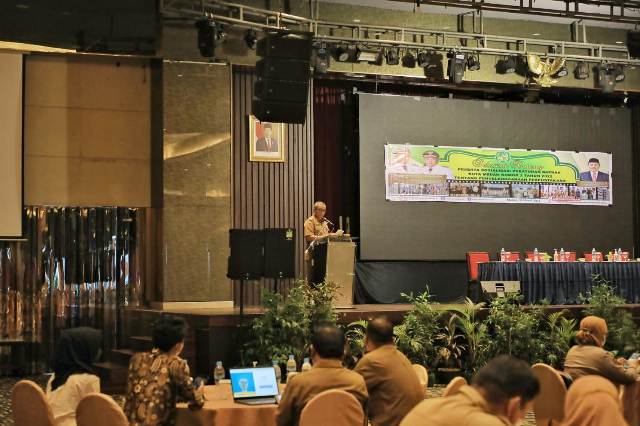 Asmum Setdakota Medan, Renward Parapat, saat membuka sosialisasi Perda Kota Medan tentang Perpustakaan