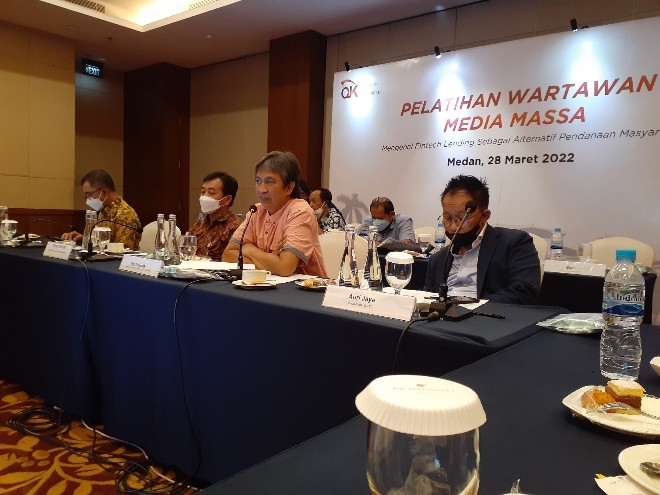 Direktur OJK, Tris Yulianta, sedang memaparkan program P2P Lending pada pelatihan dengan media massa