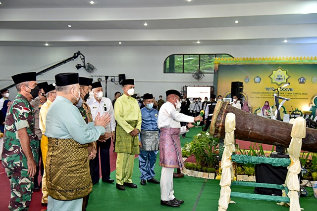 Gubernur Sumut, Edy Rahmayadi, memukul bedug dibukanya MTQN ke-38 tingkat Sumut