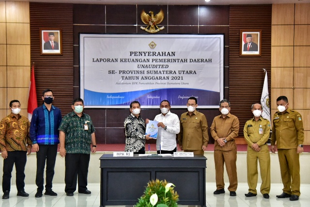 Gubernur Sumut, Edy Rahmayadi, menyerahkan LKPD Pemprov Sumut 2021 ke BPK RI