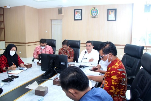 Kadis-Perindag-Sumut-Aspan-Sofian-saat-memberikan-keterangan
