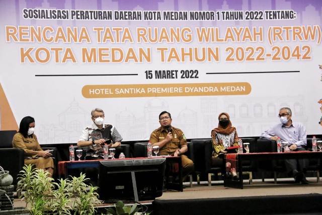 Kepala Bappeda Kota Medan, Benny Iskandar, sedang memberikan paparan pada sosialisasi Perda Kota Medan tentang RTRW