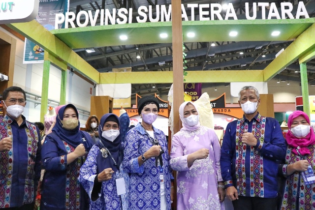 Ketua PKK Sumut, Nawal Lubis, di stan Provinsi Sumut pada Inacraft XII di Balai Sidang JCC