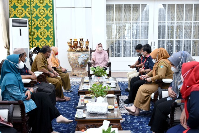 Ketua PKK Sumut, Nawal Lubis, menerima audiensi KPAD Sumut di rumah dinas Gubernur