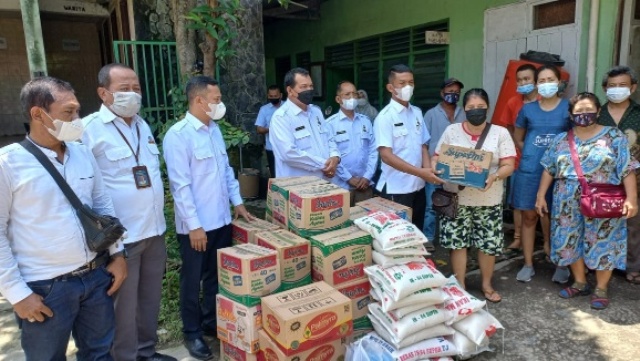 PUD-Pasar-Kota-Medan-memberikan-bantuan-kepada-pedagang-korban-banjir