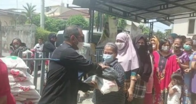 Pemred-Matatelinga-Amrizal-membagikan-sembako-kepada-masyarakat-di-Sei-Kera-Medan-Perjuangan