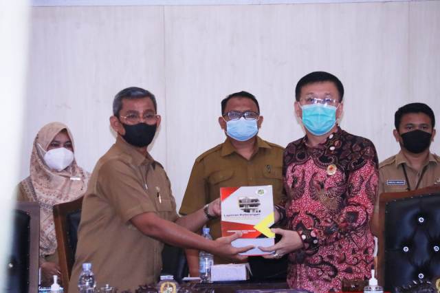 Sekda Kota Medan, Wiriya Alrahman, menyampaikan LKPJ Wali Kota Medan pada sidang parripurna DPRD