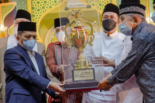 Wakil Wali Koa Medan, Aulia Rachman, menerima piala bergilir juara umum Kota Medan pada MTQ XXXVIII tingkat Sumut