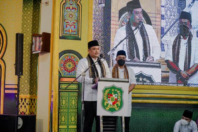 Wali Kota Medan, Bobby Nasution, di dampingi Wakil Wali Kota, Aulia Rachman, memberikan sambutan pada peringatan Israk Mikraj 1443 H