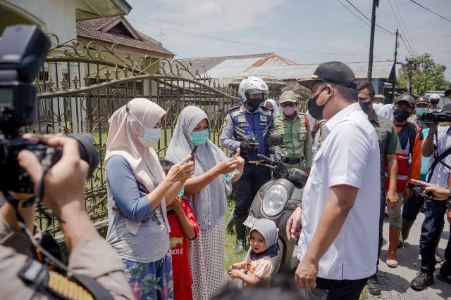 Wali Kota Medan, Bobby Nasution, mendengarkan keluhan masyarakat di Titipapan Medan Deli