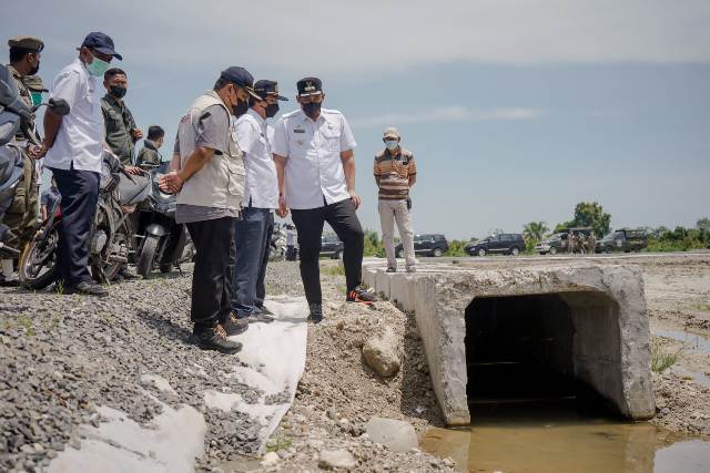 Wali Kota Medan, Bobby Nasution, meninjau pembersihan parit AMD di Jalan Speksi, Kelurahan Terjun, Kecamatan Medan Marelan